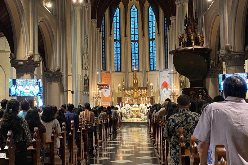 Gereja Katedral Dipenuhi Ribuan Umat Beribadah