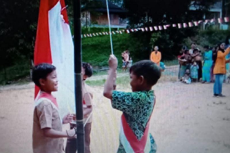 Suku Anak Dalam Antusias Kibarkan Merah Putih