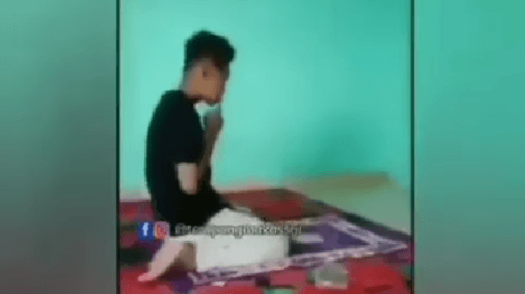 Tidak Beradab! Remaja Ini Salat sambil Merokok, Netizen: Semoga Cepat Ketangkap