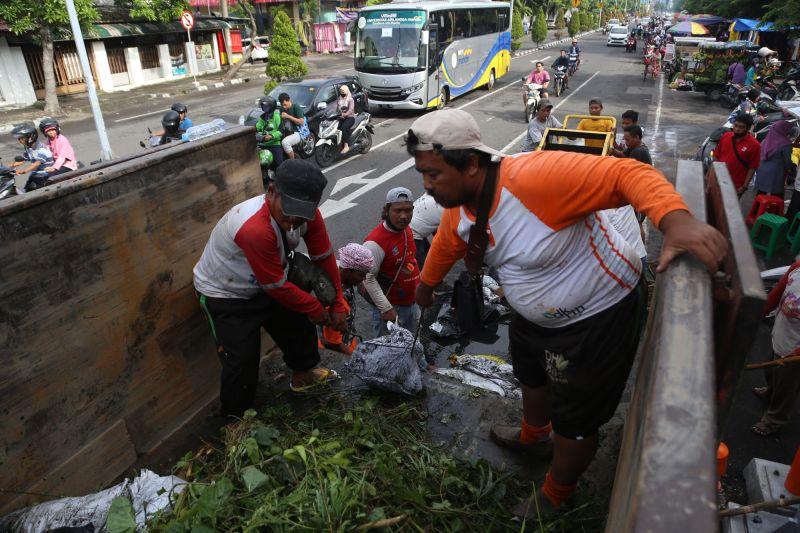 DLH Sebut Kerja Bakti 'Surabaya Bergerak' Kumpulkan 700 Ton Lebih Sampah per Hari