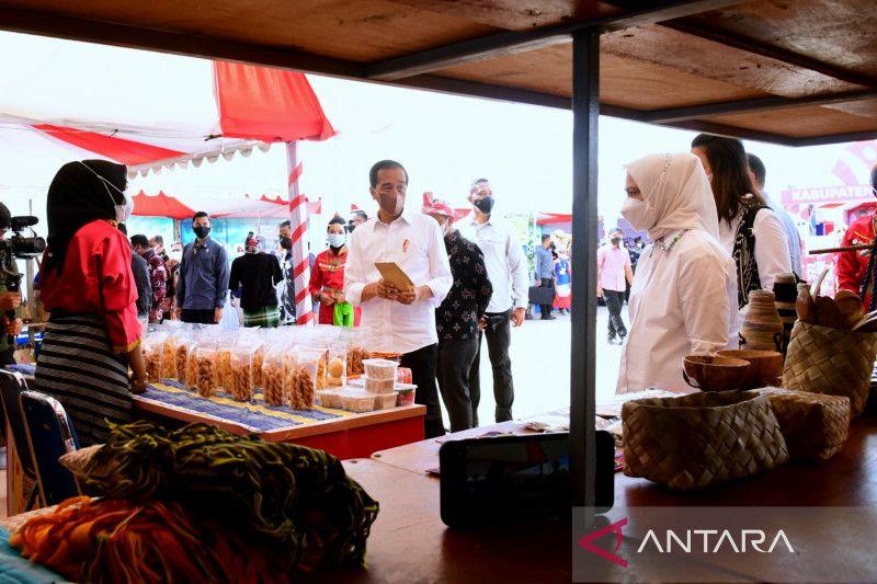 Mantap! Presiden Jokowi dan Ibu Iriana Borong Habis Produk UMKM di Wakatobi