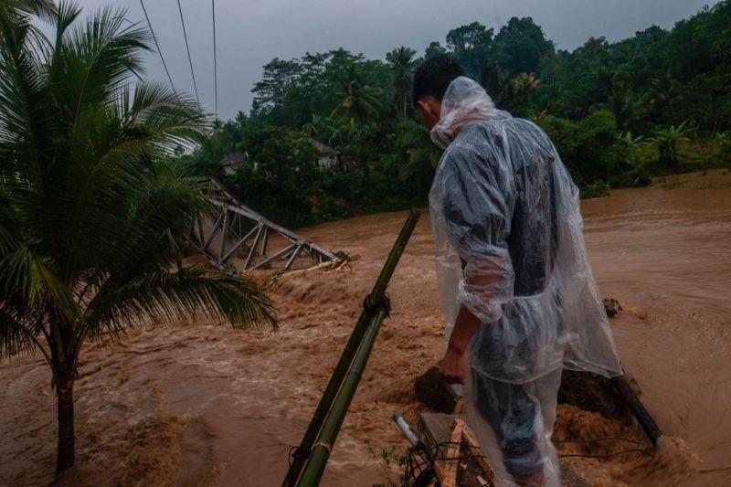 Jembatan Cimanyak Lebak Banten Roboh Diterjang Banjir Susulan