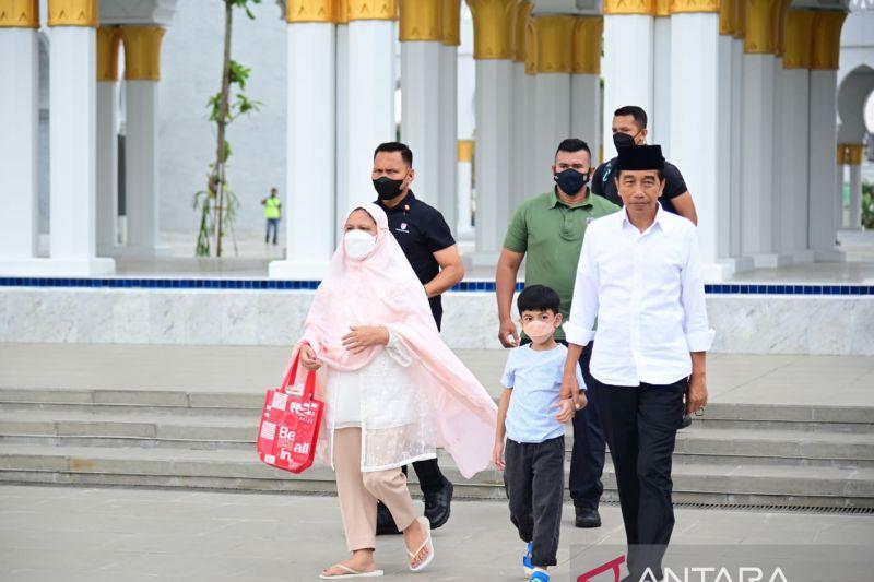 Momen Jokowi dan Bu Iriana Ajak Jan Ethes Salat Duha di Masjid Raya Sheikh Zayed Jateng