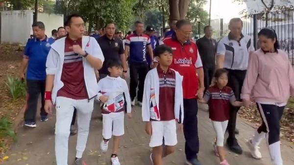 SBY dan 2 Anaknya Ada di GBK, Kebetulan Ketemu Jokowi?