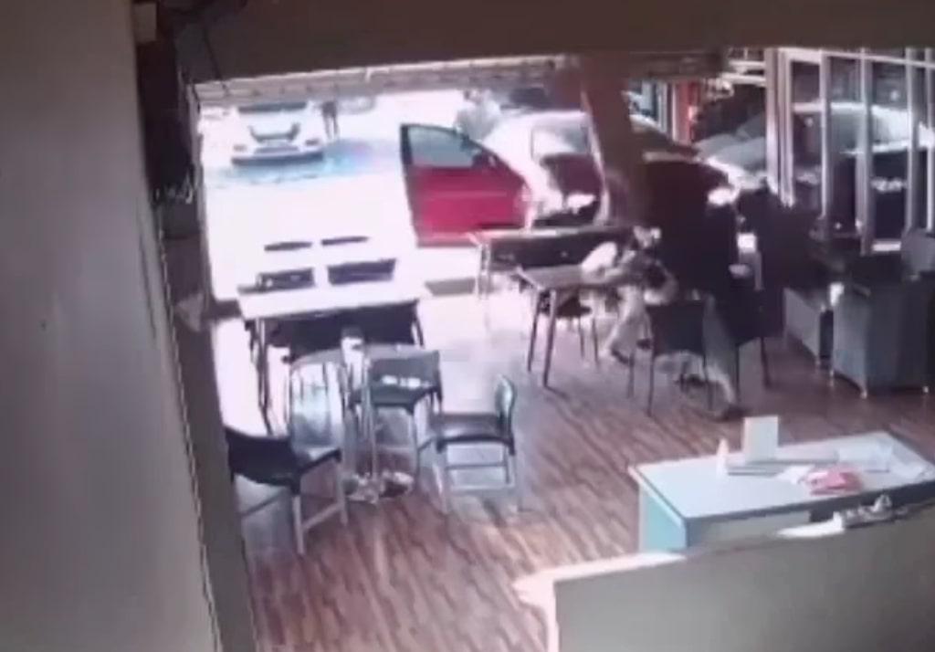 Bruk! Viral Mobil Seruduk Beberapa Pengunjung di Lobby Car Wash di Ciracas Jaktim