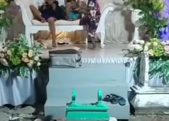 Viral Acara Nikahan di Atas Kuburan, Netizen: Gak Ada Adab!