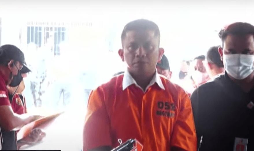 Bharada E Ketawa Sambil Geleng Kepala Dengar Kesaksian Sambo soal Perintah 'Hajar Chad'