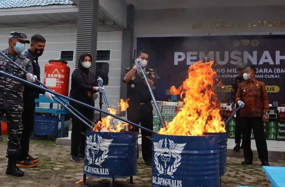 Jalankan Fungsi Community Protector, Bea Cukai Lakukan Pemusnahan Jutaan Rokok Ilegal dan Barang Hasil Penindakan Lainnya