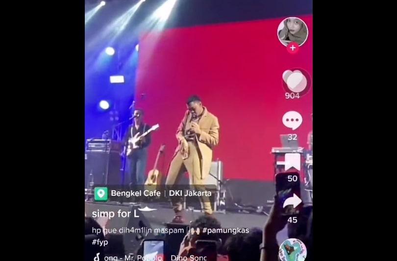Viral! Penyanyi Pamungkas Gesekkan HP Penonton ke Kelaminnya saat Konser