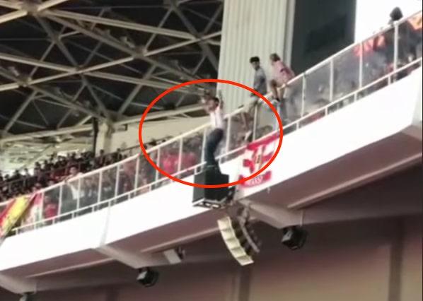 Viral Aksi Berbahaya Suporter Indonesia Joget di Atas Speaker SUGBK, Netizen: Norak Banget!