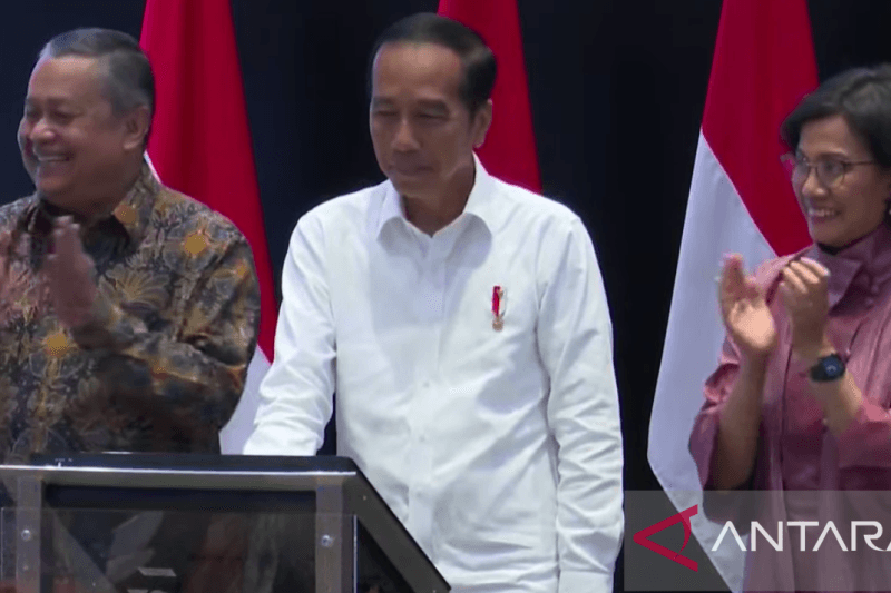 Presiden Jokowi Bunyikan Bel Pembukaan Perdagangan Saham Bursa Efek Indonesia