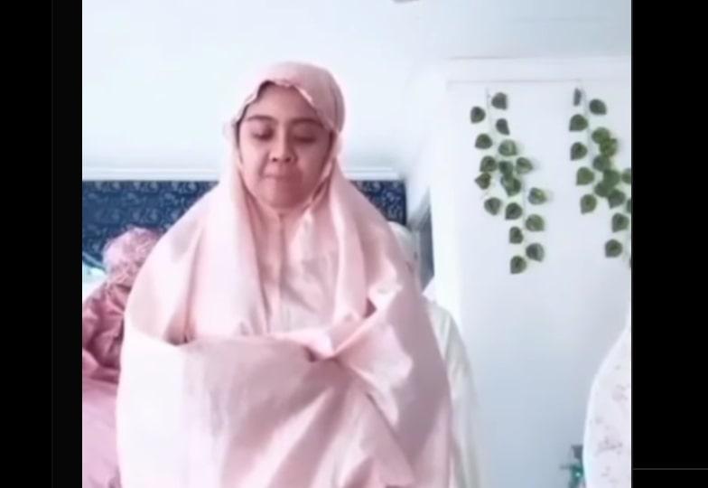 Viral! Wanita Diduga Permainkan Surat Al-Qur'an Tuai Kecaman Netizen