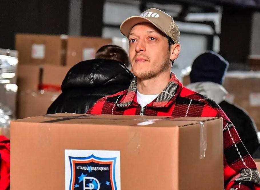Potret Mesut Ozil Beri Bantuan untuk Korban Gempa Turki