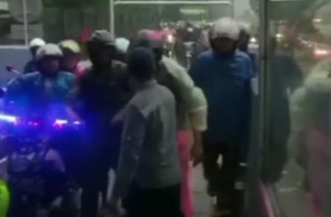 Sempat Cekcok dengan Petugas, Pemotor di Makassar Berbondong-bondong Masuk Jalan Tol gegara Banjir