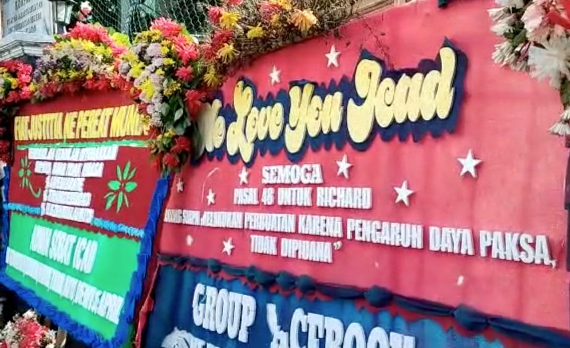 Jelang Vonis, Karangan Bunga Dukungan untuk Eliezer Banjiri PN Jaksel