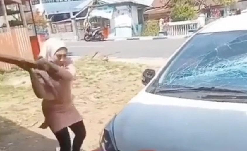 Diduga Pergoki Suaminya Selingkuh, Wanita Ini Ngamuk dan Rusak Mobil Pakai Kayu Balok