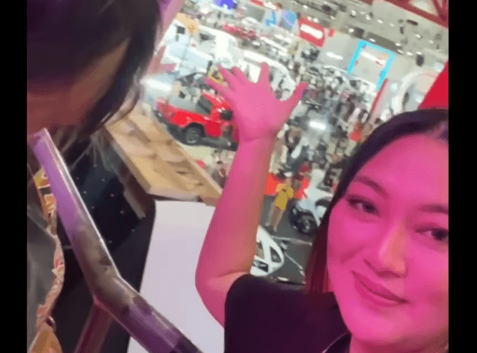 Viral Mbak-mbak di IIMS 2023 Bandingkan Mobil Esemka dengan Doi: Sama-sama "Gaib"!