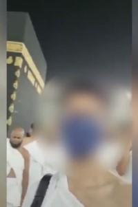 Netizen Berhasil Ungkap Identitas Wanita Menggunakan Baju Ihram Pria di Depan Ka'bah