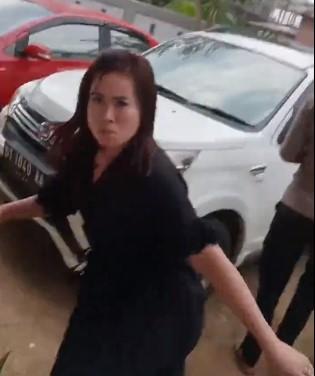 Viral! Istri Ketahuan Selingkuh dengan Oknum Polisi di Kendari