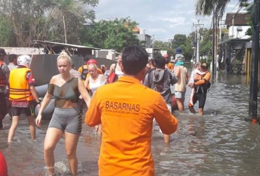 153 Bule Dievakuasi Terjebak Banjir di Bali