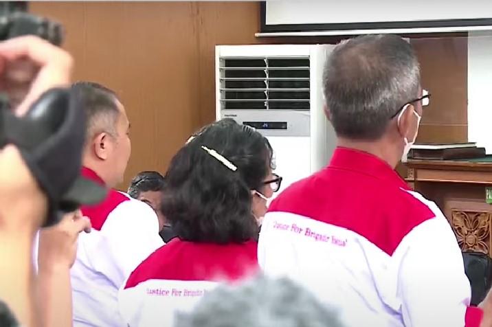 Ibu Brigadir J Menangis di Persidangan: dengan Mata Terbuka Anak Saya Dihabisi, Dicabut Nyawanya