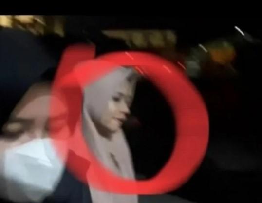 Jemari Ibunda Yosua Menggenggam Erat Tangan Anaknya