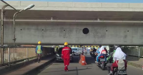 Girder Proyek Kereta Cepat di Pondok Gede Terlalu Rendah, Jembatan Pengganti Belum Rampung