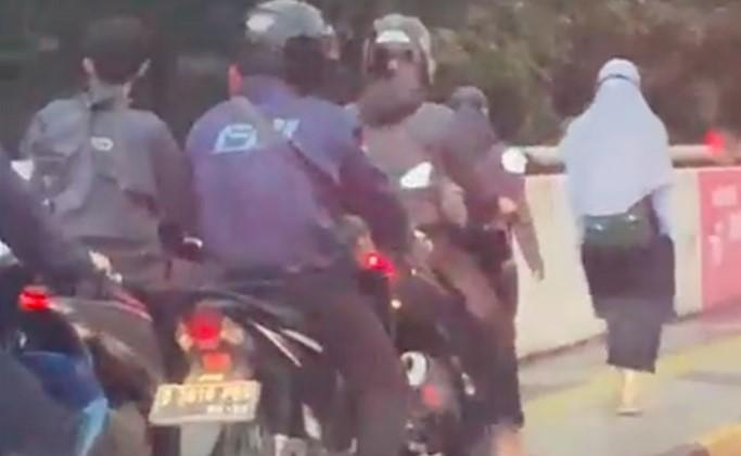 Viral, Dua Perempuan di Tomang Halangi Pemotor di Jalur Trotoar, Koalisi Pejalan Kaki Minta Ditilang