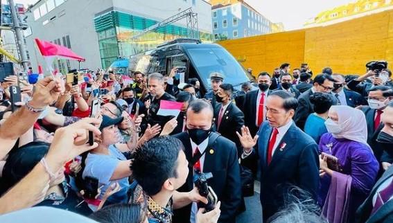 Tiba di Jerman, Jokowi Disambut Buket Cantik dan Bendera Merah Putih