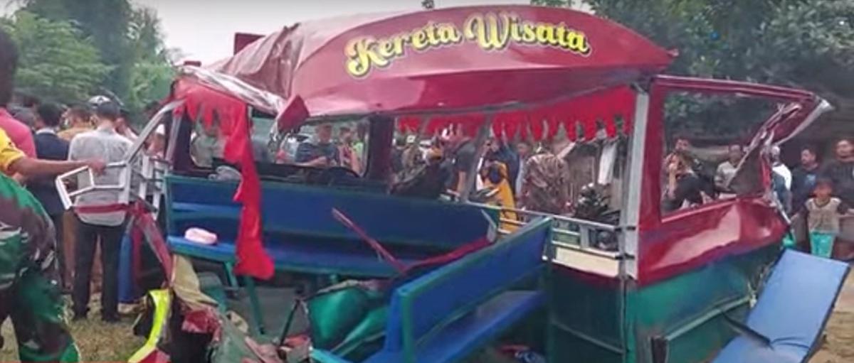 Tertabrak Kereta Relasi Rangkasbitung-Merak, Odong-odong Ringsek