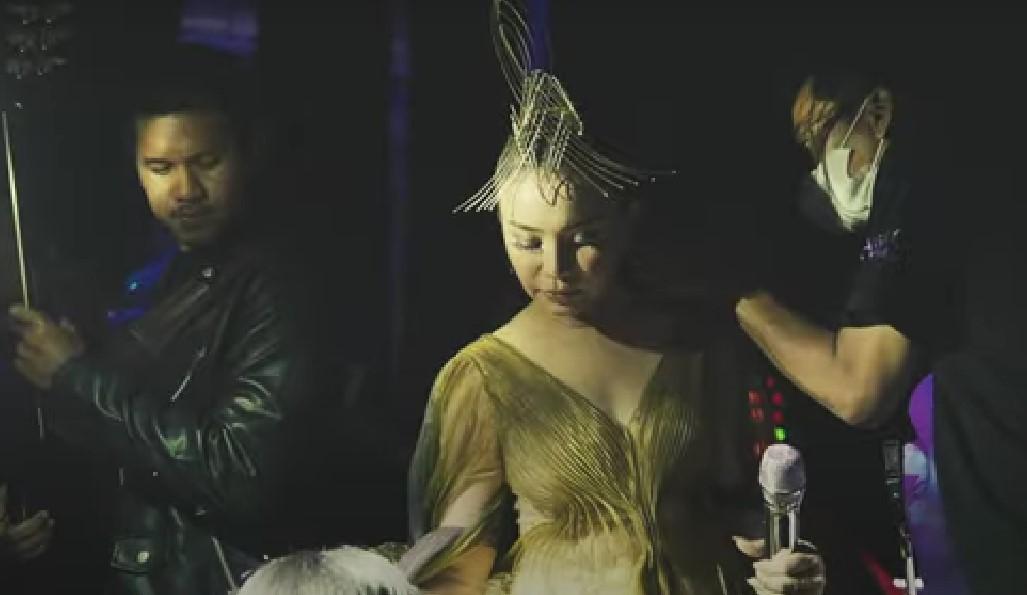 Viral! Rossa Berhenti Nyanyi saat Penggemar Pingsan Nonton Konsernya
