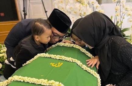 Kecupan Terakhir Kang Emil dan Keluarga untuk Eril, Atalia: Semoga Aa Tenang di Surga
