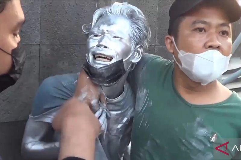 Diringkus Petugas Sudinsos, Manusia Silver di Penjaringan Merengek Minta Dilepas