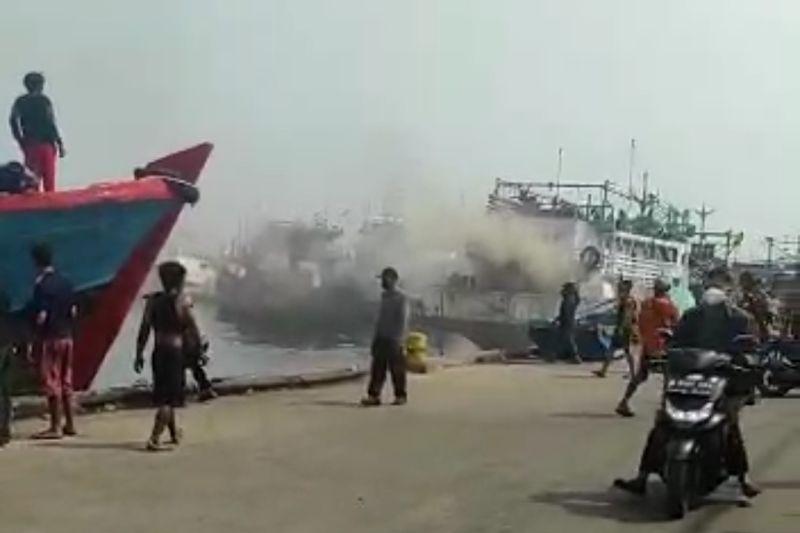 Kapal Ikan Naili 23 Terbakar Saat Bongkar Muat di Dermaga PPS Muara Baru
