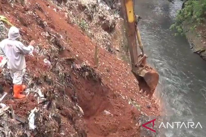 Pemkot Jaktim Percepat Perbaikan Tebing Longsor di Kampung Makasar