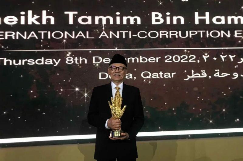 Mantan Wakil Ketua KPK Erry Riyana Terima Penghargaan Antikorupsi dari Qatar
