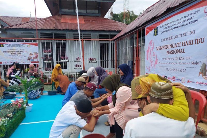 Napi Lapas Suliki Gelar Porosesi Basuh Kaki Ibu