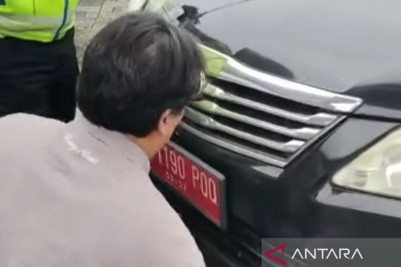 Nahloh! Pengemudi Ini Kena Tegur Polisi gegara Tutupi Pelat Dinasnya Pakai Pelat Hitam