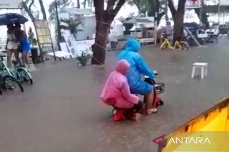 Banjir Sebetis Orang Dewasa Landa Destinasi Wisata Gili Trawangan Lombok Utara