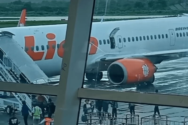 Pesawat Lion Air Batal Terbang gegara Pintu Darurat Dibuka Penumpang di Kupang