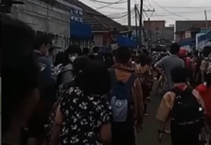 Viral, Ratusan Siswa SD di Cibinong Telantar karena Pintu Gerbang Sekolah Ditutup Rapat