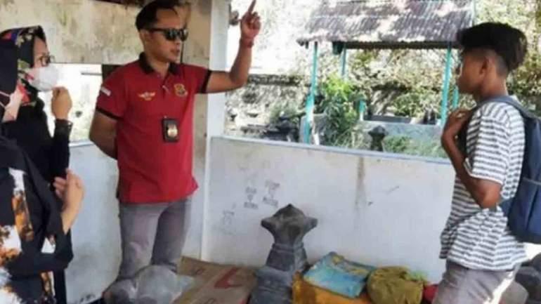 Memilukan, ABG Yatim Piatu Ini Tidur di Kuburan Ayahnya Selama 2 Bulan