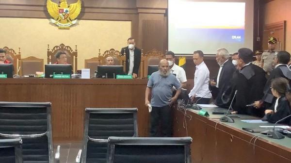 Lukas Enembe 'Nyeker' saat Hadiri Sidang Offline di Pengadilan Tipikor Jakarta