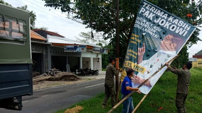 Berani Banget, Satpol PP Copot Baliho 'Terima Kasih Pak Jokowi'