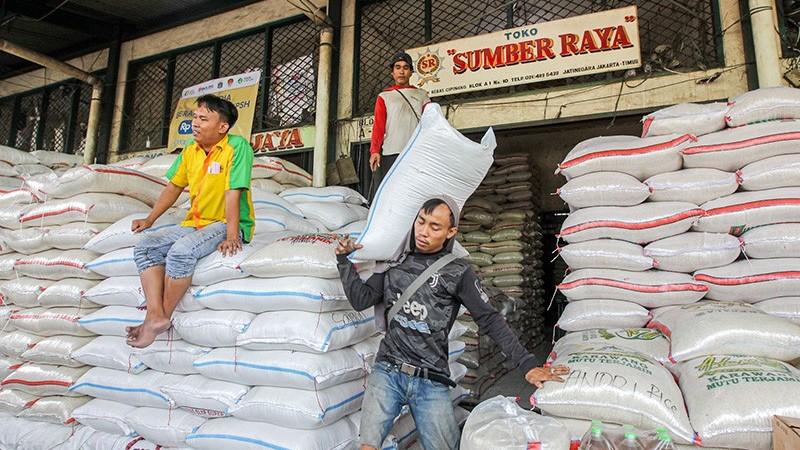 Ibu-ibu, Pasar Induk Cipinang Banjir Beras Nih!