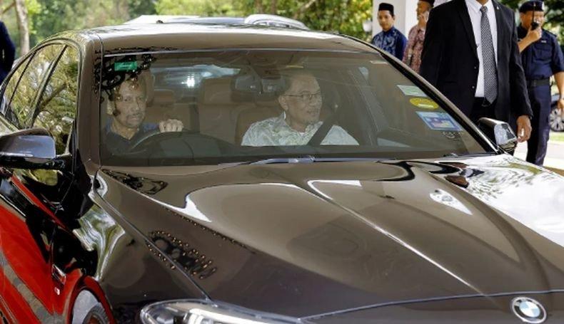 Tunggangi BMW, Sultan Brunei jadi 'Sopir' Dadakan PM Malaysia Anwar Ibrahim