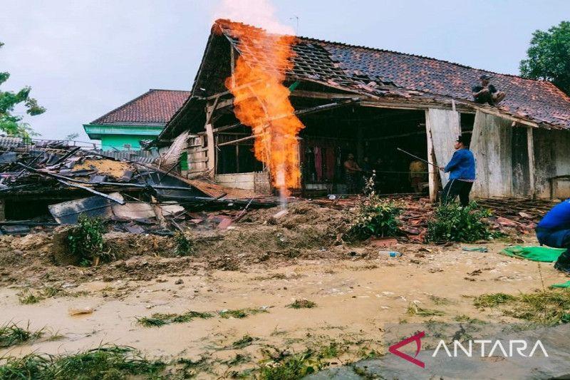 Semburan Gas Api Sumur Bor Lukai 1 Orang dan Bakar Rumah Warga di Sampang