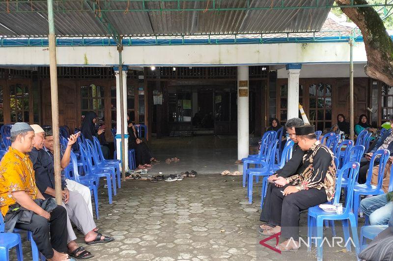 Syabda Perkasa Akan Dimakamkan 1 Liang Lahat Bersama Ibu dan Nenek