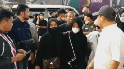 Doa dan Tabur Bunga di Lokasi Kecelakaan Truk Maut Cibubur, Tangis Keluarga Korban Pecah