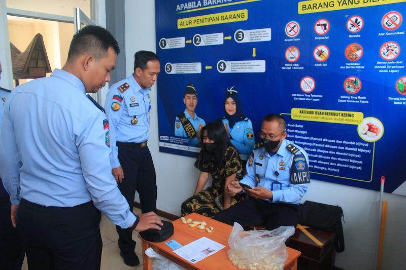 Petugas Lapas Pemuda Madiun Gagalkan Penyelundupan Jajanan Lebaran Isi Sabu